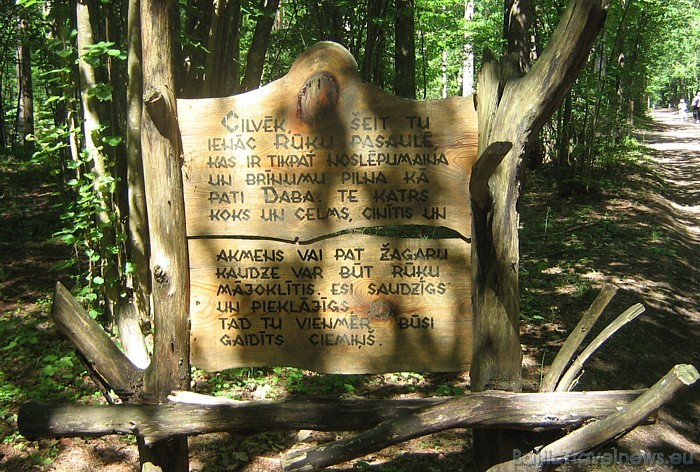 Lai apmeklētāji saprastu, ka Pasaku mežs ir jāciena, pie ieejas rakstīts dzejolis ar noteikumiem Lai apmeklētāji saprastu, ka Pasaku mežs ir jāciena, pie ieejas rakstīts dzejolis ar noteikumiem 46991