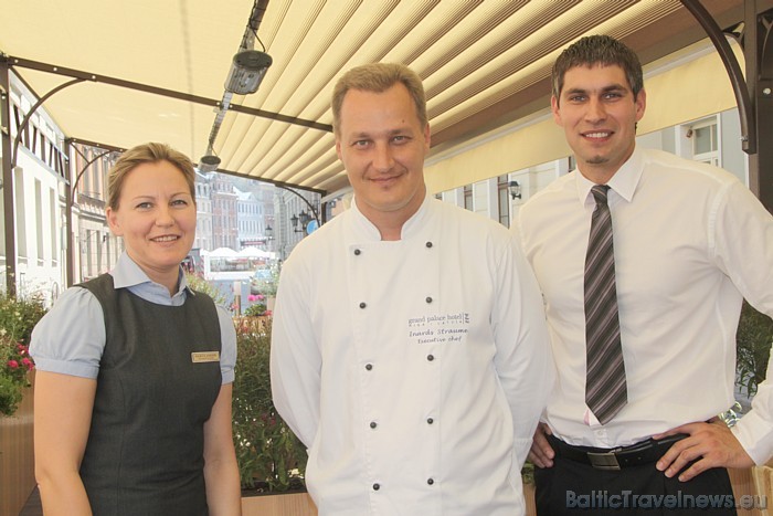 Viesnīcas restorāna un terases šefpavārs Inards Straume (vidū) kopā ar kolēģiem Mairitu Jansoni un Raivi Ņikitinu 47055