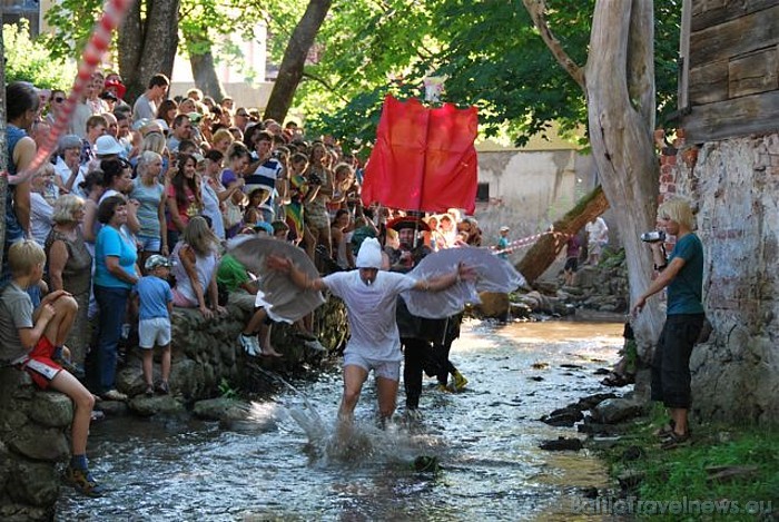 Visatraktīvākais pasākums, protams, Kuldīgas dzīrēs vienmēr ir leģendārais Alekšupītes karnevāls, kuru iesāka pārģērbies hercogs Jēkabs ar kuģi un kai Visatraktīvākais pasākums, protams, Kuldīgas dzīrēs vienmēr ir leģendārais Alekšupītes karnevāls, kuru iesāka pārģērbies hercogs Jēkabs ar kuģi un kai 47331