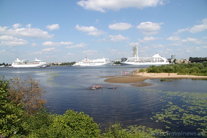 22.07.2010 Rīgā ienāca 4 lieli pasažieru kuģi, bet tikai trīs no tiem varēja pietauvoties tuvāk Vecrīgai