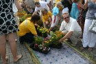 Turpat 3,5 tūkstoši cilvēku izmantoja iespēju paklājā ievietot pašaudzētus ziedus vai arī puķu podiņu ievietošanai paklājā iegādāties uz vietas 19