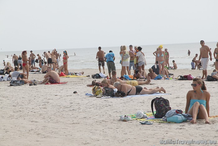 Atpūtnieki pludmalē bauda sauli, vēju un jūru 47513