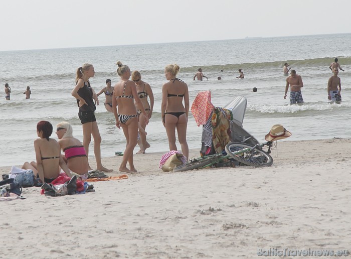 Atpūtnieki pludmalē bauda sauli, vēju un jūru 47514
