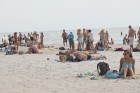 Atpūtnieki pludmalē bauda sauli, vēju un jūru 16