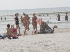 Atpūtnieki pludmalē bauda sauli, vēju un jūru 17