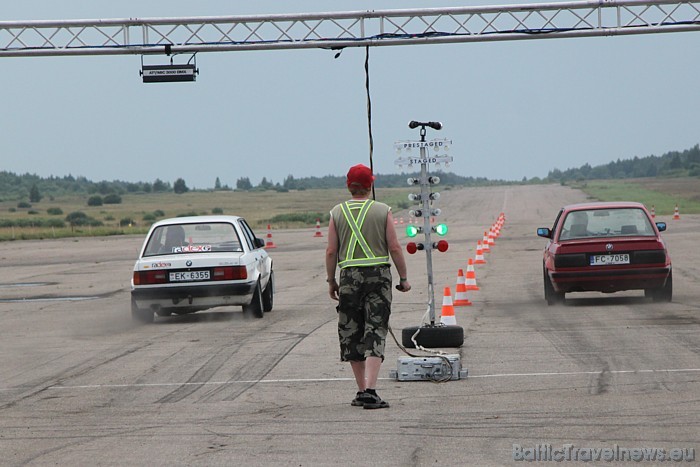 PRO drift auto priecēja skatītājus ar garām, ātrām sānslīdēm, braucot sacensību trasē, ieejas ātrums pirmajā līkumā sasniedza 130 km/h PRO drift auto priecēja skatītājus ar garām, ātrām sānslīdēm, braucot sacensību trasē, ieejas ātrums pirmajā līkumā sasniedza 130 km/h 47582