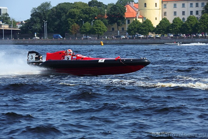 Ātrumlaivu sacīkstes norisinājās Daugavas posmā starp Vanšu un Dzelzceļa tiltu
Foto: Juris Ķilkuts/www.fotoatelje.lv 47711