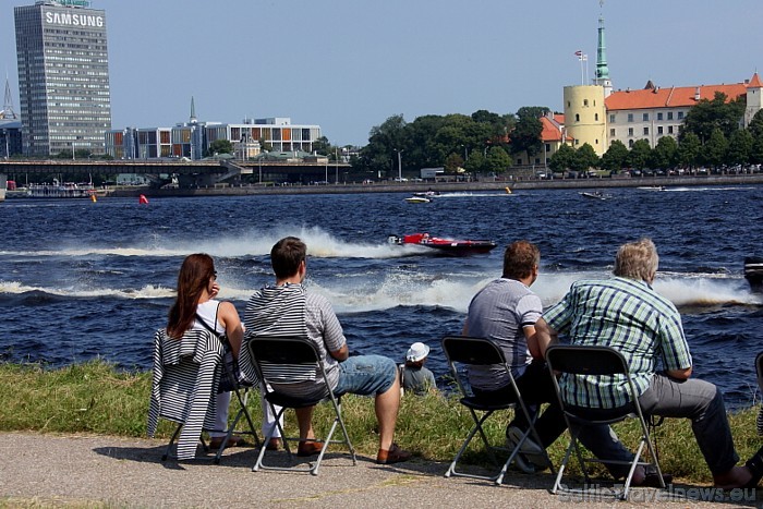 Skatītāji un līdzjutēji vēro ātrumlaivu sacīkstes
Foto: Juris Ķilkuts/www.fotoatelje.lv 47716