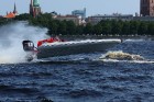 Rīgas iedzīvotāji un viesi sacīkstes Daugavas ūdeņos varēja vērot gan no 11. novembra krastmalas Vecrīgas pusē, gan no tiltiem un AB Dambja
Foto: Jur 5
