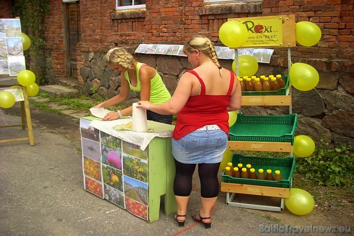 Retromances pārņemtajā Limbažu ieliņā darbojās dažādi vietējie tirgotāji, piedāvājot pašu ražotos dabiskos produktus Retromances pārņemtajā Limbažu ieliņā darbojās dažādi vietējie tirgotāji, piedāvājot pašu ražotos dabiskos produktus 47811