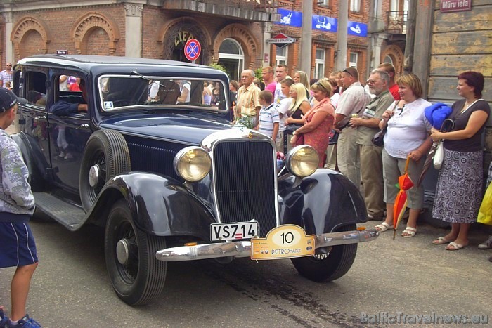 Pusdienas laikā no paša Rīgas Motormuzeja Limbažu ieliņās ieripo pasakaini retro vāģi, kas piesaista vislielāko skatītāju uzmanību Pusdienas laikā no paša Rīgas Motormuzeja Limbažu ieliņās ieripo pasakaini retro vāģi, kas piesaista vislielāko skatītāju uzmanību 47822