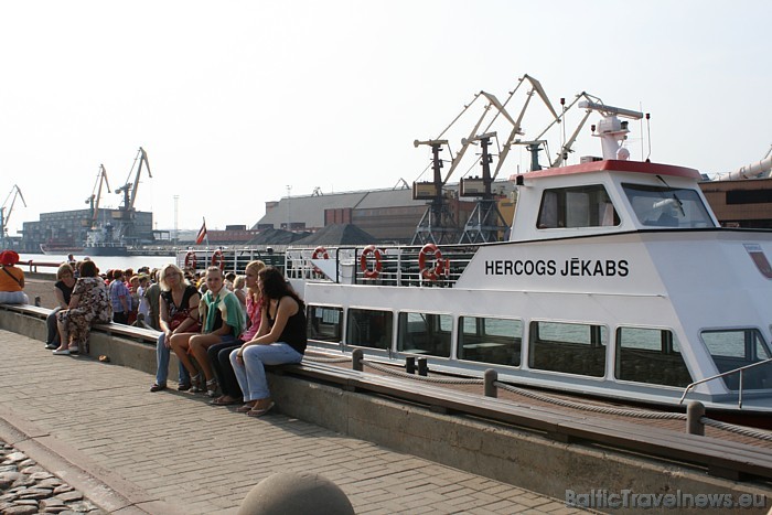 Svētku dalībnieki pie ekskursiju kuģīša Hercogs Jēkabs 47988