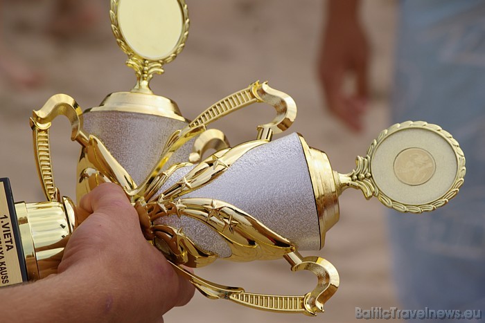 Iespaidīgā pludmales futbola Jūrmalas Domes/AXA kausa izcīņas trofeja, ko ieguva komanda Wood Brothers Iespaidīgā pludmales futbola Jūrmalas Domes/AXA kausa izcīņas trofeja, ko ieguva komanda Wood Brothers 48009