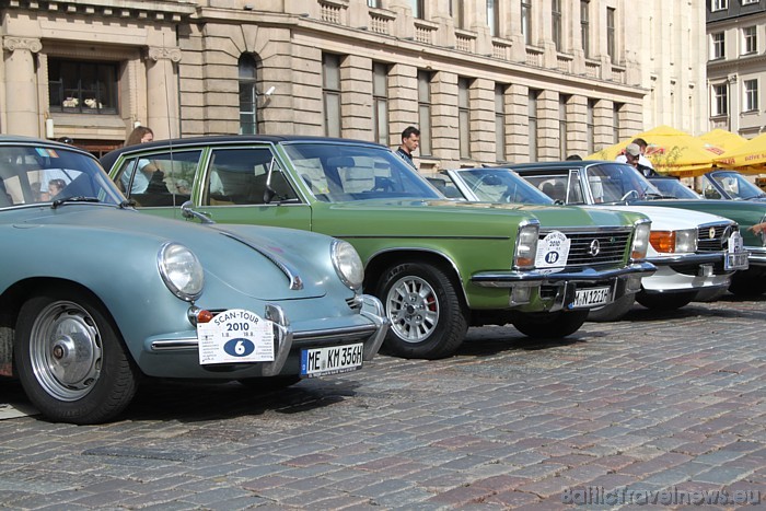 Antīkās automašīnas Doma laukumā, kas veic 5000 km garo maršrutu apkārt Baltijas jūrai 48033