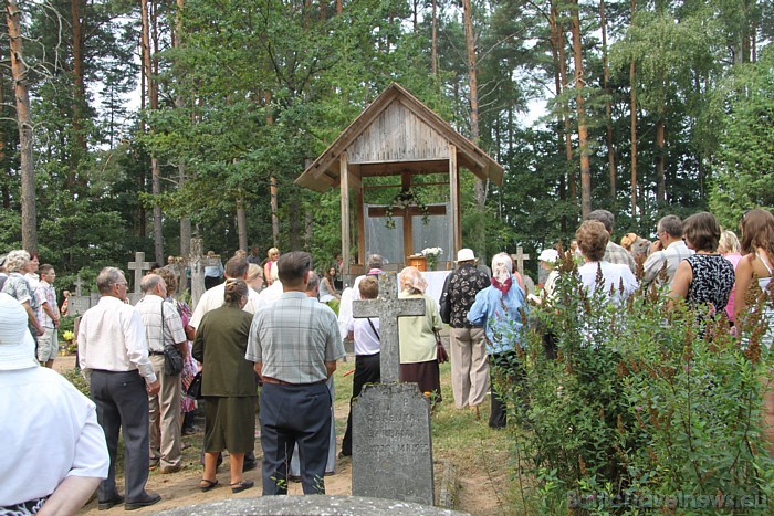 Kapusvētki Latgalē ir svarīgs notikums latgaliešu dzīvē, jo tas liek sakārtot aizgājēju kapa vietas un satikties ar radiem un kaimiņiem 48073