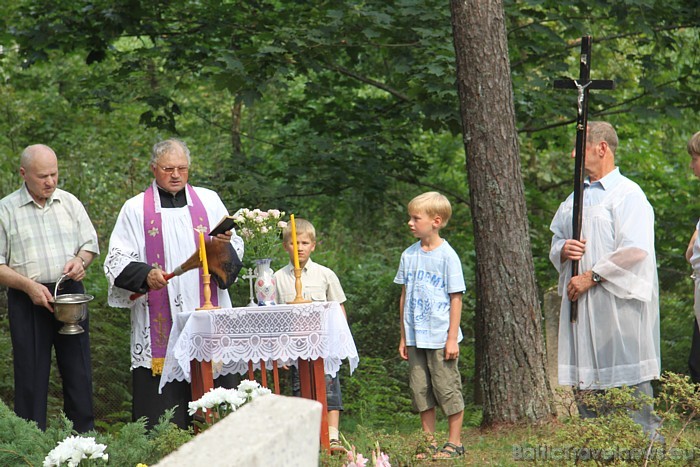 Kapusvētku tradīcijas tika koptas vairāku gadsimtu garumā, taču tagad šo vērtību mēs pamazām zaudējam, jo gandrīz visi vietējie apkārtnes iedzīvotāji Kapusvētku tradīcijas tika koptas vairāku gadsimtu garumā, taču tagad šo vērtību mēs pamazām zaudējam, jo gandrīz visi vietējie apkārtnes iedzīvotāji 48079