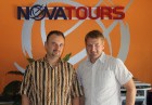 Leonīds Močeņovs (Novatours direktors) un Aivars Mackevičs (BalticTravelnews.com direktors). Vairāk informācijas par Novatours mājas lapā www.novatour 12