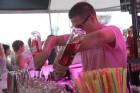 Viens no populārākajiem martini ir tradicionālais džina kokteilis, kuru tautā sauc par Aston Martini – tas sastāv no džina, ļoti sausa vermuta, ledus  3