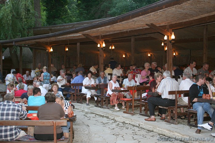 Bulgāru vakara apmeklētāji pulcējas vakariņām 48527