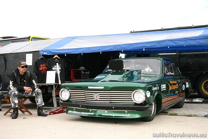 Skatītāju acis priecēja tādi spēkrati kā Datsun 240z, BMW M1, Nissan 300zx, somu Plymouth Duster, Chevrolet Chevelle, Skatītāju acis priecēja tādi spēkrati kā Datsun 240z, BMW M1, Nissan 300zx, somu Plymouth Duster, Chevrolet Chevelle,