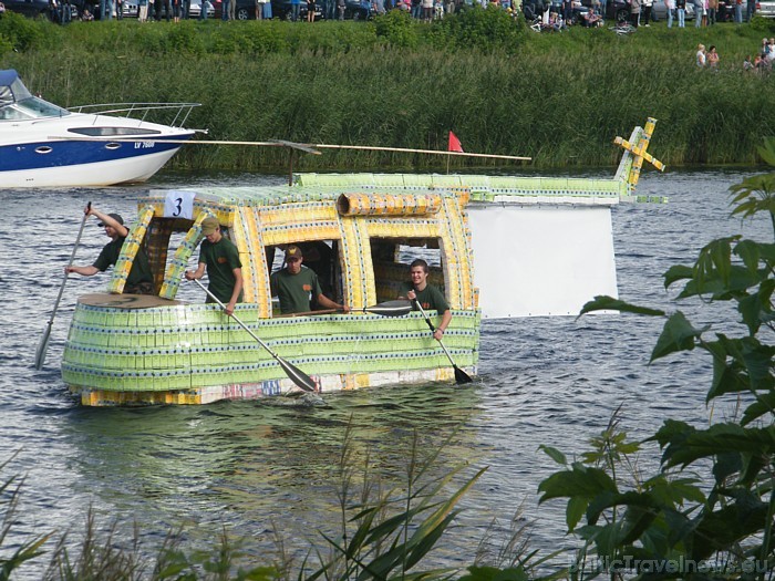 Peldošais helikopters ar nosaukumu Kefīrs ceļ spārnos darināts no kefīra pakām. Tas atzīts par regates garāko laivu Peldošais helikopters ar nosaukumu Kefīrs ceļ spārnos darināts no kefīra pakām. Tas atzīts par regates garāko laivu 48750