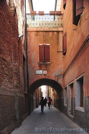 Plūdu laikā Venēcijas mazās ieliņas applūst un iedzīvotājiem nākas pārvietoties pa pagaidu pārejām, kas ierīkotas pilsētā
Foto: Fototeca ENIT/Gino Ci 48868