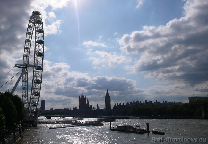 Vienā braucienā panorāmas ratā var vizināties pat 800 simti pasažieru - tikpat daudz, cik vienpadsmit sarkanajos Londonas divstāvīgajos autobusos 
Fo 48876