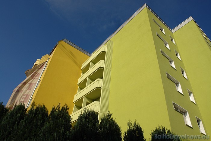 Tas ir hostelis Ostel, kas pilnībā atgādina viesnīcas, kurās cilvēki apmestās laikā, kad Vācija vēl bija sadalīta divās daļās 
Foto: Hostel Ostel 48927