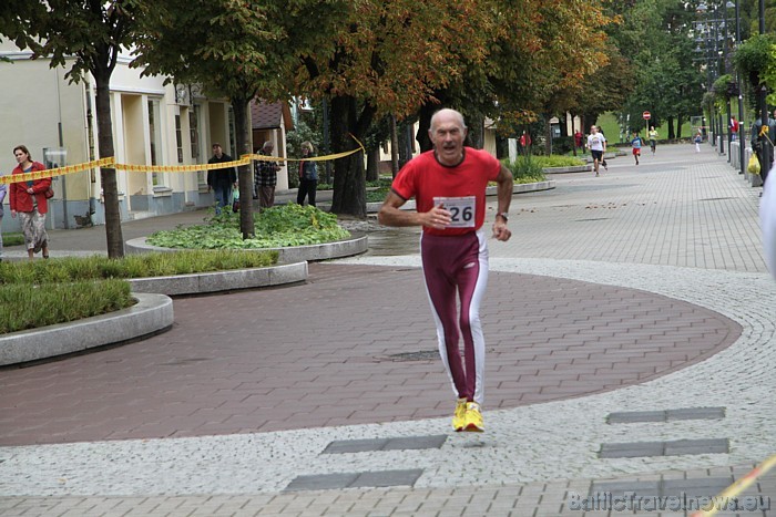 Sacensību dalībnieki finiša taisnē 49337