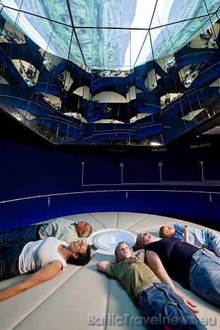Kvadroskopa telpā apmeklētājiem virs galvām paveras telpisks skats uz Zemes planētu 
Foto: Klimahaus® Bremerhaven 8° Ost