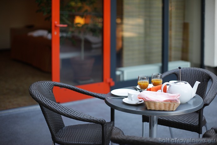 Vasarīgos vakarus un spirgtos rītus var pavadīt pie galdiņiem āra vasaras terasē. Foto: www.amberhotel.lv Vasarīgos vakarus un spirgtos rītus var pavadīt pie galdiņiem āra vasaras terasē. Foto: www.amberhotel.lv 49964