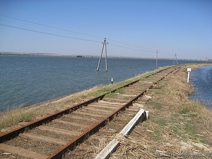 Dzelzceļa līniju ieskauj ūdens plašumi, kas radušies plūdu rezultātā 50256