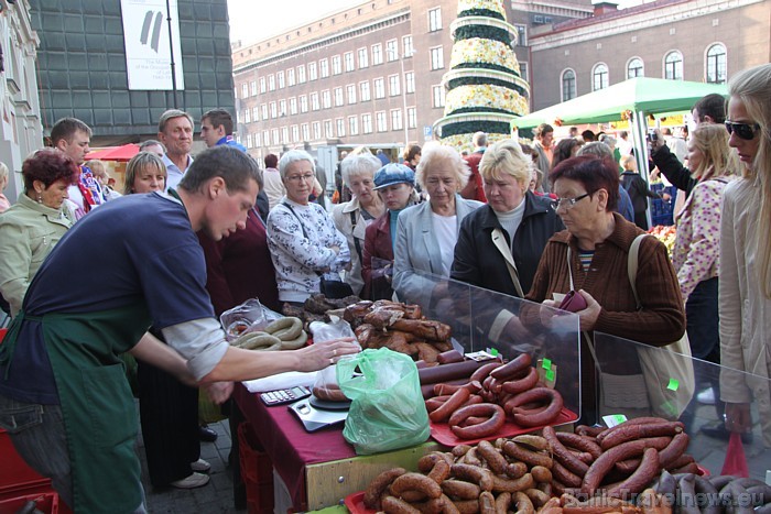 25.09.2010., jau vienpadsmito reizi Rīgas Rātslaukumā notika Miķeļdienas Ābolu gadatirgus. Svētku rīkotājs ir SIA  «Rīgas nami» 50431