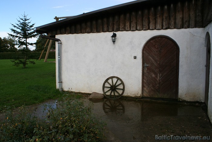 Ģimenes biļete (2 pieaugušie +1 bērns vai 1 pieaugušais + 2 bērni) maksā 7 Ls. Papildus biļete 1 bērnam - Ls 1,00 Ģimenes biļete (2 pieaugušie +1 bērns vai 1 pieaugušais + 2 bērni) maksā 7 Ls. Papildus biļete 1 bērnam - Ls 1,00 50817