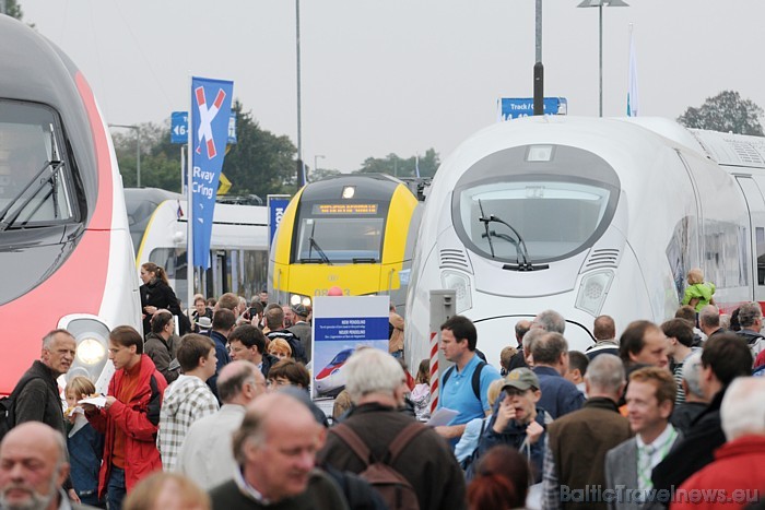 Velaro D tipa vilcienā ir vieta 460 pasažieriem
Foto: Innotrans 50943