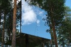 Zviedrijas mežos atrodas viesnīca Treehotel, kuras viesiem ir iespēja pārnakšņot kokos uzbūvētos numuros
Foto: © Treehotel 1
