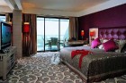 Eiropas labākā luksusa kūrortviesnīca ir Cornelia Diamond Golf Resort & Spa Belēkā, Turcijā. Kopā balvas tiek piešķirtas vairākos simtos kategoriju
F 2