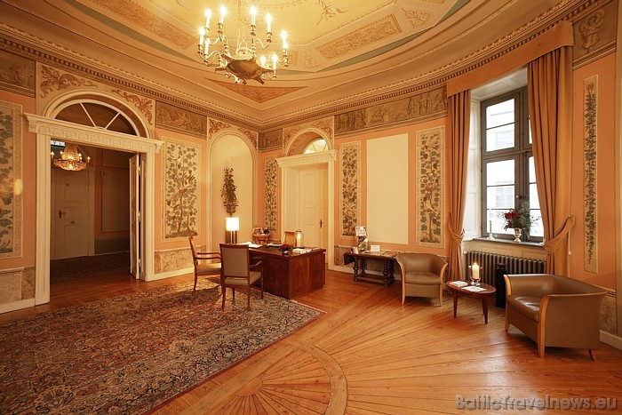 Standarta numurs Šlicas pilī ziemas sezonā divām personām maksā 195-240 eiro par nakti (220-265 eiro vasaras sezonā)
Foto: Schlosshotel Burg Schlitz Standarta numurs Šlicas pilī ziemas sezonā divām personām maksā 195-240 eiro par nakti (220-265 eiro vasaras sezonā)
Foto: Schlosshotel Burg Schlitz 51261