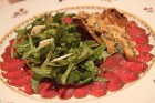 Piparots stirnas karpačo ar meža sēņu, aragulas salātiem, pistācijām, parmesan sieru un trifeļeļļu 12