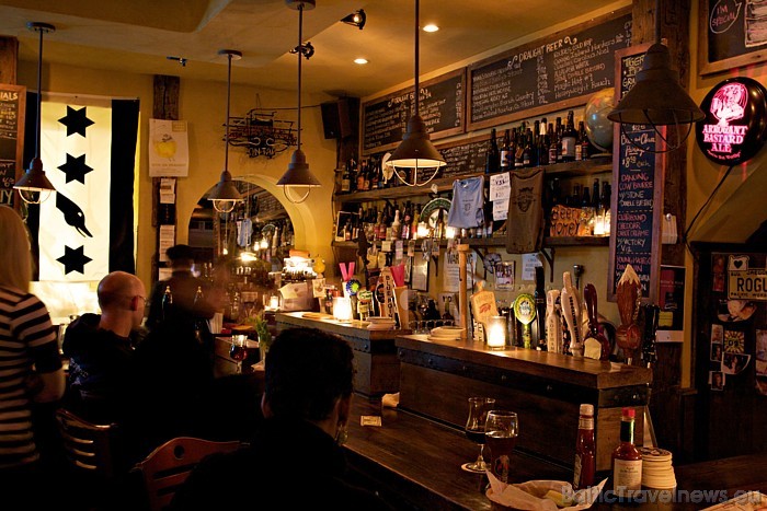 Ņujorkā ir spēkā stingri nesmēķēšanas noteikumi - restorānos un klubos smēķēt nedrīkst
Foto: www.nycgo.com/Malcolm Brown Ņujorkā ir spēkā stingri nesmēķēšanas noteikumi - restorānos un klubos smēķēt nedrīkst
Foto: www.nycgo.com/Malcolm Brown 51441