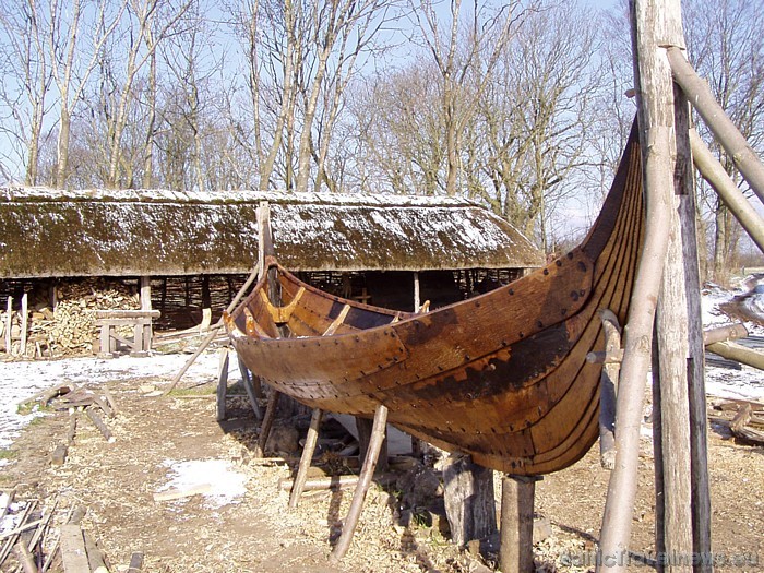 Ribes vikingu centrā iespējams uzzināt un apskatīt vikingu laika priekšmetus, ēkas, laivas, izbaudīt vikingu sporta veidus un ieroču cīņas, turnīrus
Ribes vikingu centrā iespējams uzzināt un apskatīt vikingu laika priekšmetus, ēkas, laivas, izbaudīt vikingu sporta veidus un ieroču cīņas, turnīrus
51446
