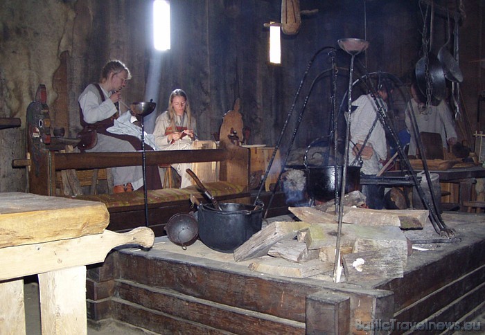 Papildus tam vikingu centrā ir spēkā katras dienas programma, kurā ietilpst gan centra un eksponātu apskate, gan vikingu darbarīku un amatu mākslas iz Papildus tam vikingu centrā ir spēkā katras dienas programma, kurā ietilpst gan centra un eksponātu apskate, gan vikingu darbarīku un amatu mākslas iz 51448