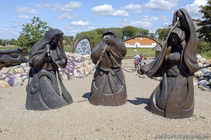 Pie ieejas Ribes vikingu centrā apmeklētājus sagaida vikingu sievu skulptūras 
Foto: Ribe Viking Centre 51449