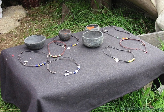 Centrā iespējams gan apskatīt, gan iegādāties, gan arī mēģināt pašam izgatavot tradicionālās vikingu rotas
Foto: Ribe Viking Centre Centrā iespējams gan apskatīt, gan iegādāties, gan arī mēģināt pašam izgatavot tradicionālās vikingu rotas
Foto: Ribe Viking Centre 51451
