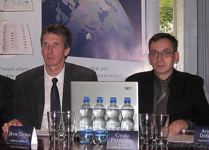 «Pasaules uzziņu atlanta» galvenais redaktors Jānis Turlajs (no kreisās) atzīst, ka jaunais atlants jau ir izpelnījies pasaules kartogrāfijas ekspertu 51485