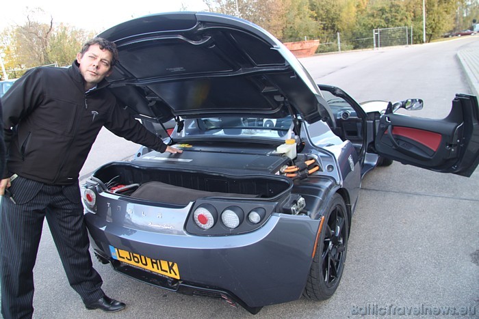 «Tesla Roadster» akumulatori un bagāžnieks 52118