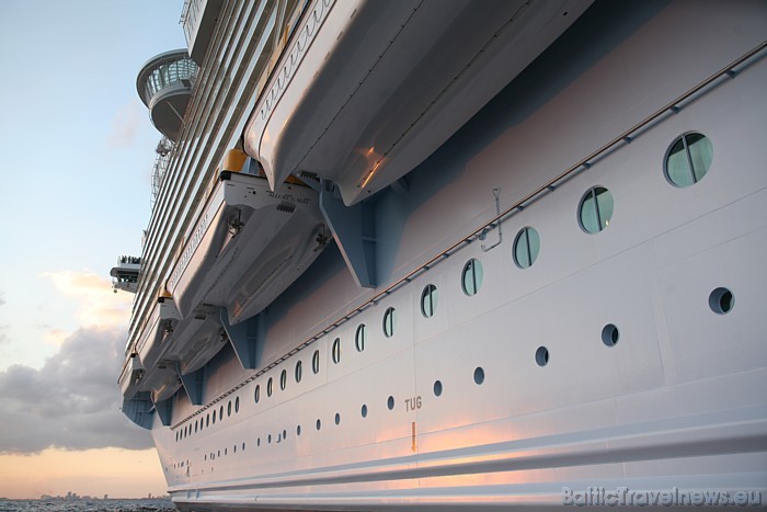 Oasis of the Seas vairs nav lielākais kruīza kuģis pasaulē, jo ASV kuģu sabiedrība Royal Caribbean International atklājusi tā dubultnieku - Allure of the Seas
Foto: © Royal Caribbean International