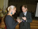 Kuldīgas tūrisma attīstības centra vadītājs Artis Gustovskis pasniedz balvu nominācijas Dižais piedāvājums ģimenei Kurzemē 2010 uzvarētājam - Ventspil 4