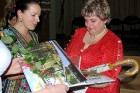 Nominācijā Dižā lauku sēta Kurzemē 2010 uzvarēja lauku zaļais SPA Ozolkalns. Saimniecei Valdai Upeniecei balvu pasniedz Kurzemes tūrisma asociācijas p 6