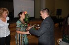 Jana Bergmane un Monta Krafte pasniedz balvu Ventspils Domes priekšsēdētāja vietniekam Didzim Ošeniekam par uzvaru nominācijā Dižais Kurzemes pasākums 9